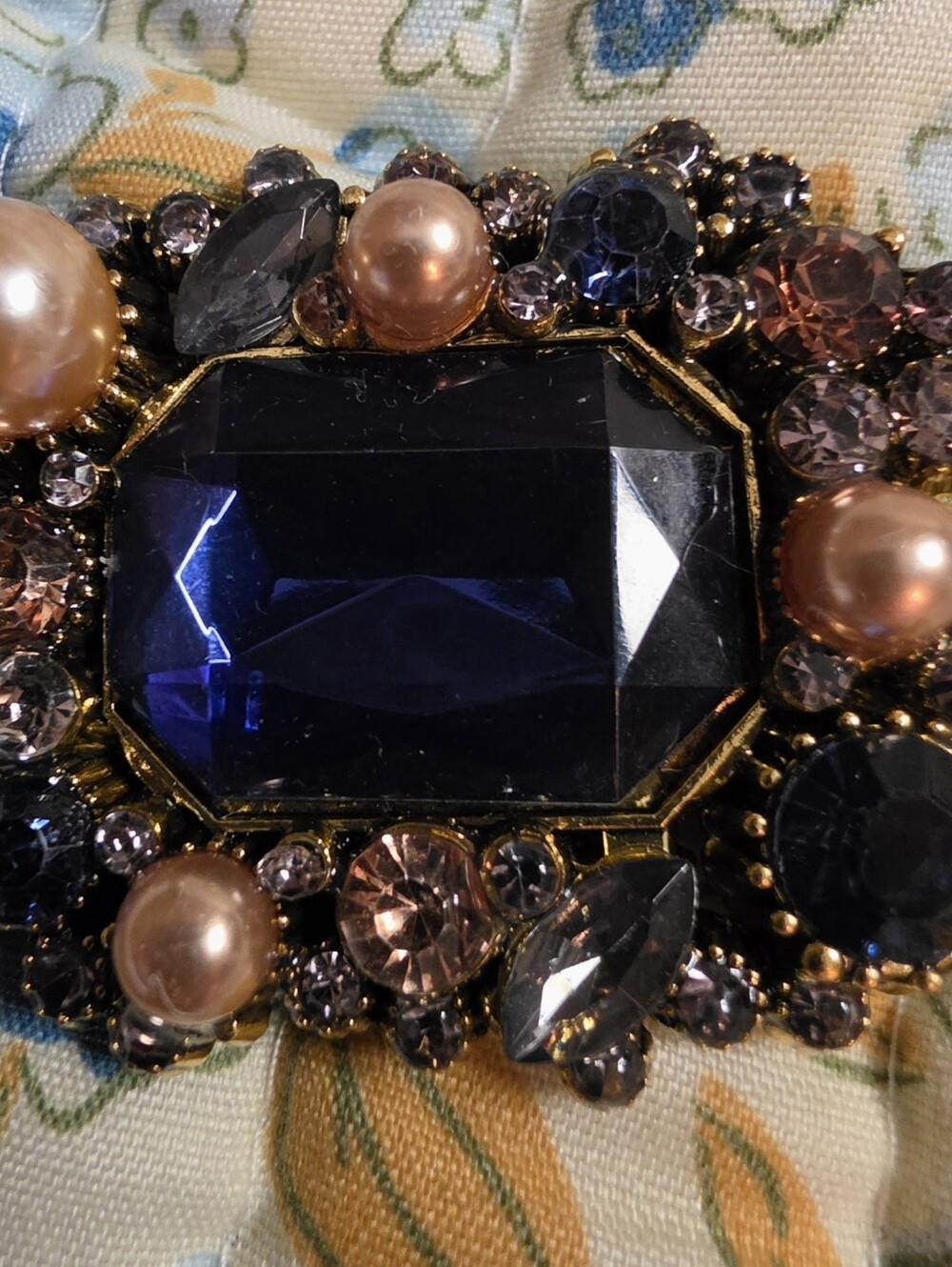 Gorgeous Blue Rhinestone Brooche. - Picture 5 of 7